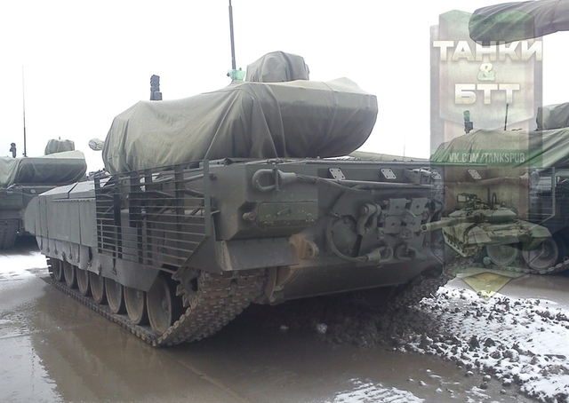 T-14 Armata đã được lắp đầy đủ áo giáp ở hai bên sường xe chứ không bị tháo giáp như những hình ảnh trước đó.