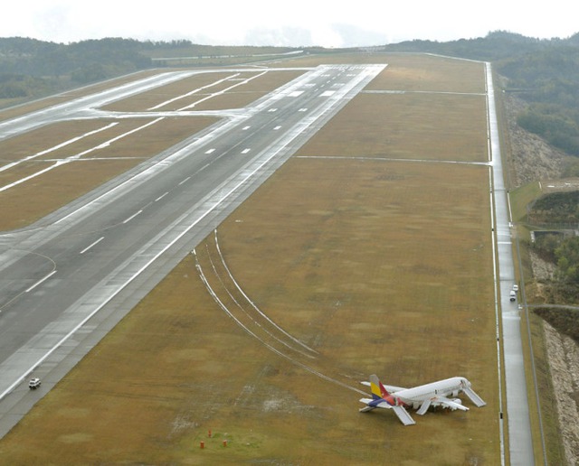 Một chiếc máy bay của hãng hàng không Asiana Airlines trượt khỏi đường băng sau khi hạ cánh xuống sân bay Hiroshima ở Nhật Bản.