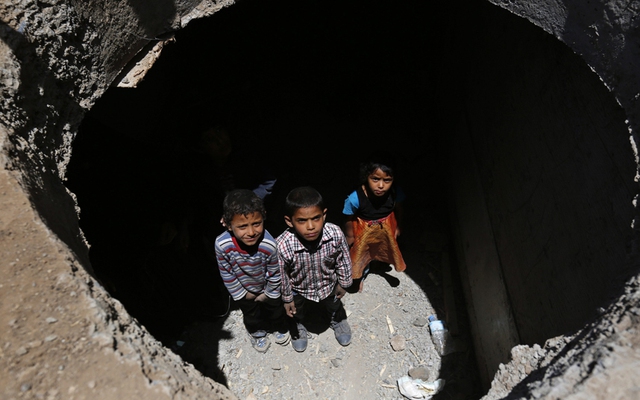 Trẻ em phải trú ẩn dưới đường ống thoát nước để tránh cuộc không kích do Ả-rập Xê-út đứng đầu nhằm vào thủ đô Sana’a, Yemen.