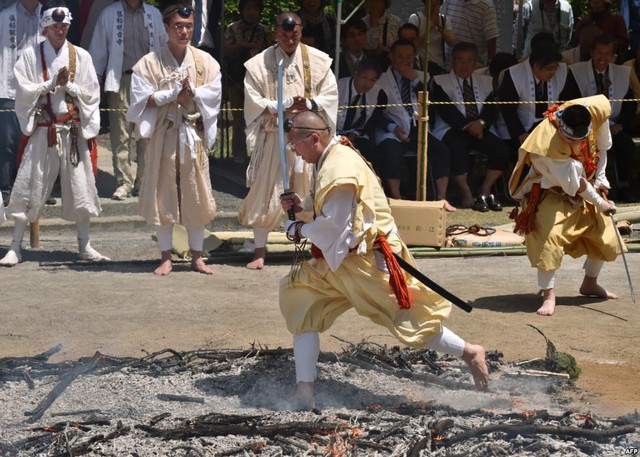 Một nhà sư thực hiện nghi lễ đi chân trần trên lửa tại ngôi chùa Shiofune-kannonji ở thành phố Ome, Nhật Bản.