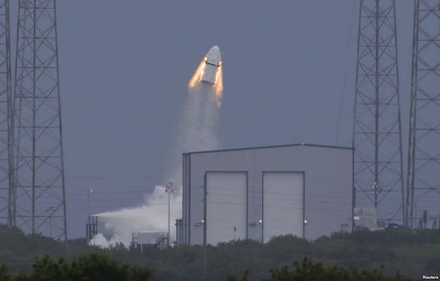 Tàu vũ trụ không người lái SpaceX Dragon rời khỏi bệ phóng tại căn cứ không quân Cape Canaveral ở bang Florida, Mỹ.