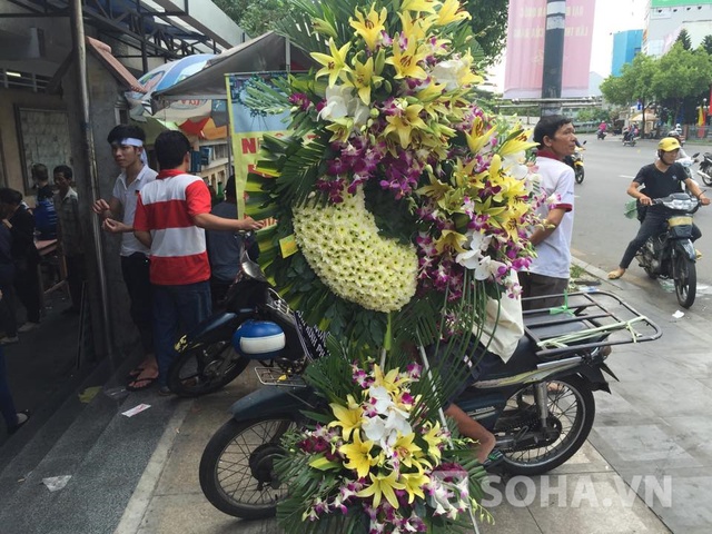 Vòng hoa viếng đến muộn khiến người giao hoa không biết làm cách nào để xứ lý.