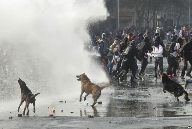 Sinh viên đụng độ với cảnh sát trong một cuộc biểu tình tại Santiago, Chile, yêu cầu chính thủ nước này cải cách hệ thống giáo dục công.