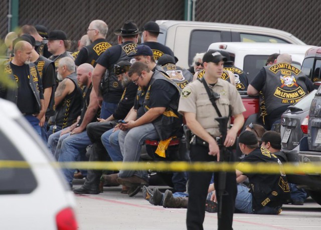 Cảnh sát đứng bảo vệ hiện trường vụ đấu súng giữa 2 băng nhóm đi môtô tại thành phố Waco, bang Taxas, Mỹ. Vụ đấu súng khiến 9 người chết và 18 người bị thương.
