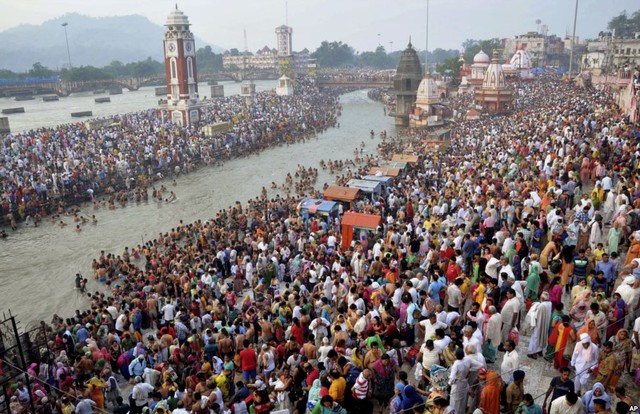 Những người theo đạo Hindu tập trung trên bờ sông Hằng để tham dự nghi lễ tắm gội trong dịp lễ hội Somvati Amavasya ở Haridwar, Ấn Độ