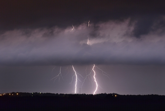 Sét đánh sáng lóa bầu trời ở hạt Denton, bang Texas, Mỹ.