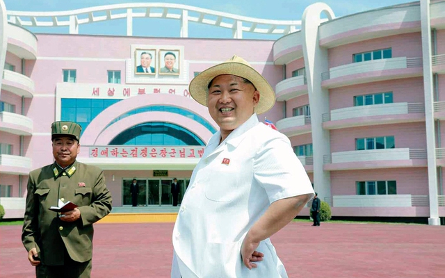 Nhà lãnh đạo Kim Jong-un thăm một trung tâm dưỡng lão và trẻ mồ côi mới xây dựng ở Wonsan, Triều Tiên.