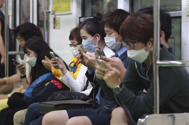 Hành khách đeo khẩu trang để tránh virus MERS trên tàu điện ngầm ở thành phố Seoul, Hàn Quốc.