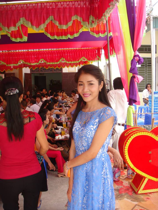 Chị gái Hoàng Thùy đã chính thức lên xe hoa về nhà chồng hôm qua (9/6). Đám cưới được tổ chức khá giản dị ở quê.