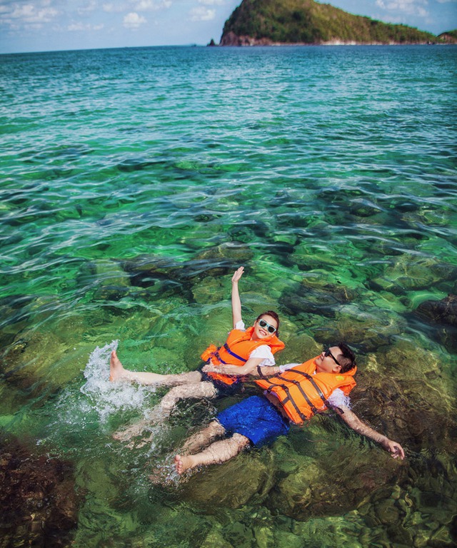 Được biết đến là một trong những bãi biển trong xanh, hoang sơ và đáng đến nhất, Nam Du là khung cảnh tuyệt vời để Nguyệt Trang và Minh Trí ghi lại những khoảnh khắc đáng nhớ trong cuộc đời mình.