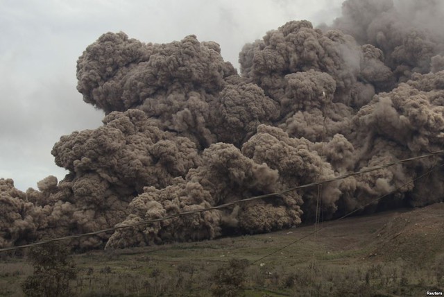 Cận cảnh tro bụi phun trào từ núi lửa Sinabung nhìn từ ngôi làng Sukanalu ở tỉnh North Sumatra, Indonesia.
