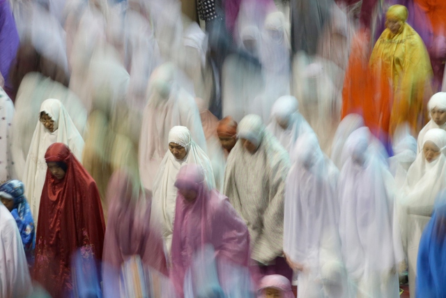 Phụ nữ Hồi giáo cầu nguyện trong tối đầu tiên của tháng lễ Ramadan ở Jakarta, Indonesia.
