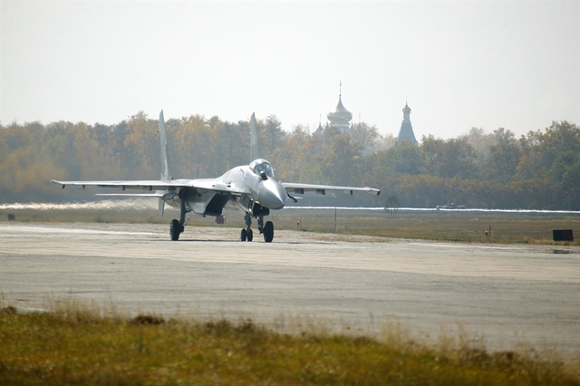 Trước khi Nga đưa ra thông tin này, ngày 19/1/2015, Tổng tư lệnh Quân đội Indonesia Moeldoko cho biết, hiện chính phủ có 3 lựa chọn: Su-35 của Sukhoi Nga, F-16 của Mỹ và JAS của SAAB Thụy Điển. Đồng thời ông Moeldoko tiết lộ thêm: “Chúng tôi đã đưa ra 3 phương án lựa chọn cho Bộ Quốc phòng, nhưng không quân thích Su-35 hơn”.