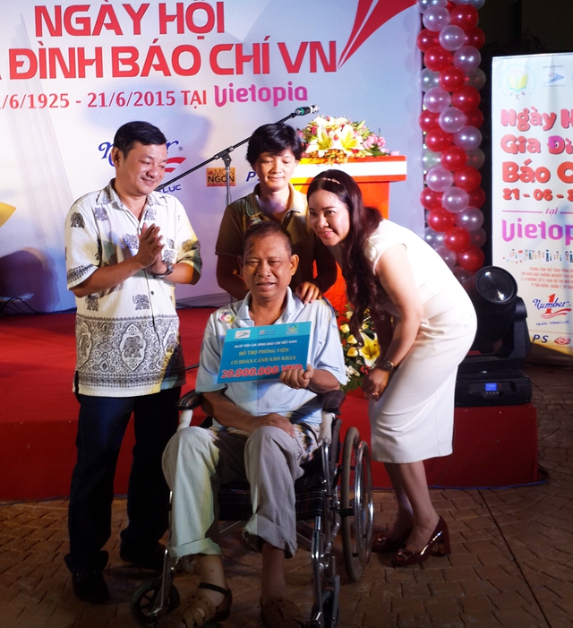 Bà Diễm Hằng, đại diện một doanh nghiệp, tặng 20 triệu đồng cho nhà báo Lê Quang