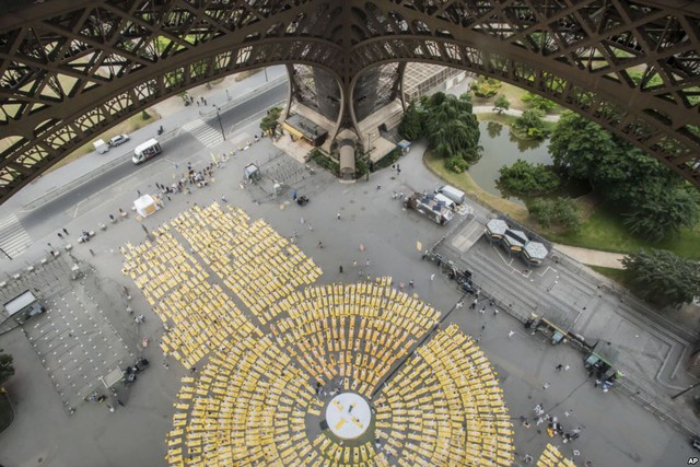 Hàng nghìn người tham gia tập yoga tập thể dưới chân tháp Eiffel ở Paris, Pháp.