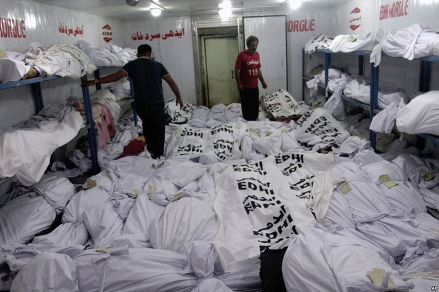 Tình nguyện viên sắp xếp thi thể những người tử vong vì nắng nóng trong một nhà xác ở Karachi, Pakistan. Hơn 100 người đã tử vong do nắng nóng tại thành phố này trong 2 ngày vừa qua.