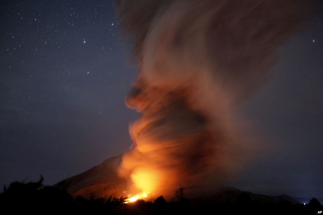 Núi lửa Sinabung phun trào dung nham trong đêm tối tại Tiga Kicat, tỉnh North Sumatra, Indonesia.