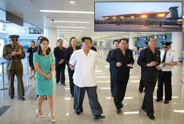 Nhà lãnh đạo Triều Tiên Kim Jong-un và vợ Ri Sol-ju kiểm nhà ga mới sân xựng tại sân bay quốc tế Bình Nhưỡng.