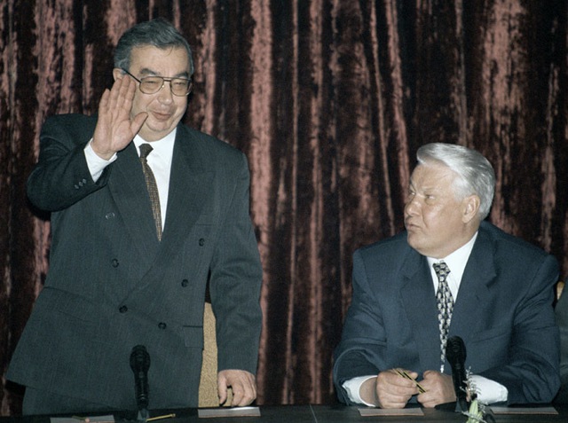 Yevgeni Primakov và Boris Yeltsin. Ảnh: AP