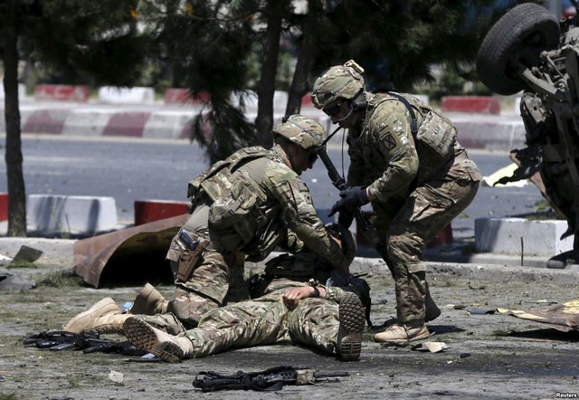Binh sĩ Mỹ chăm sóc đồng đội bị thương tại hiện trường một vụ đánh bom tự sát ở Kabul, Afghanistan.
