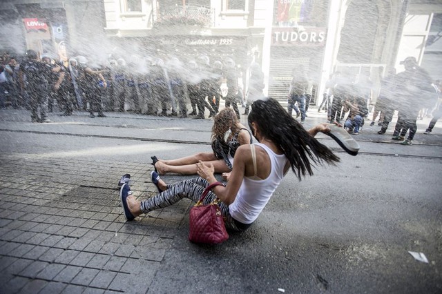 Cảnh sát sử dụng vòi rồng phun nước để giải tán người tham gia lễ tuần hành ủng hộ hôn nhân đồng tính ở Istanbul, Thổ Nhĩ Kỳ.