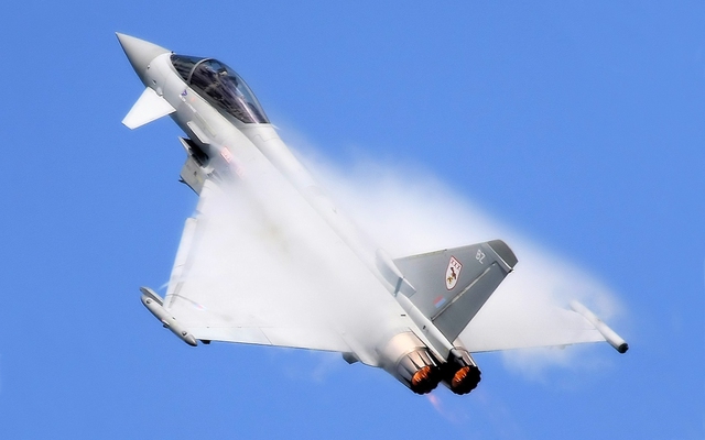 Cánh delta của Eurofighter Typhoon được phủ một màn hơi nước khi bay ở tốc độ siêu âm
