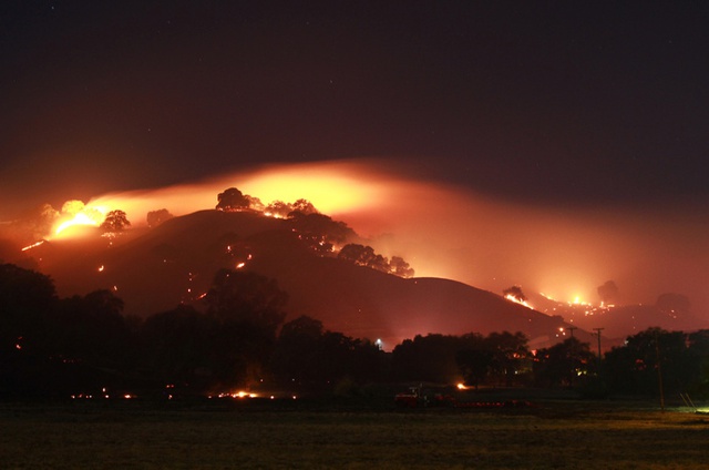 Cháy rừng bùng phát trên diện tích rộng hơn 329 ha gần thành phố Vacaville, bang Northern California, Mỹ.