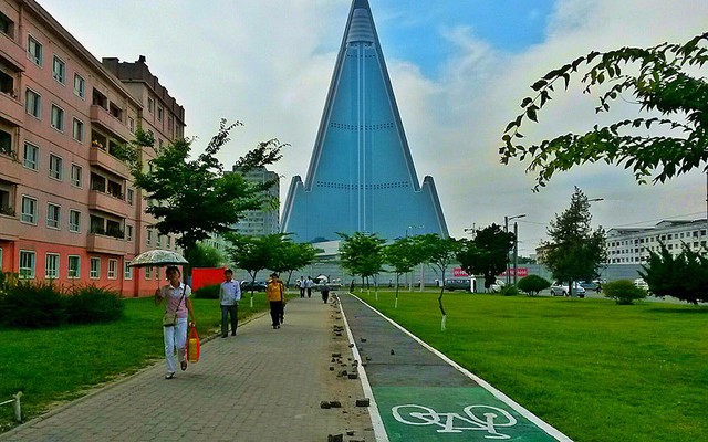 Làn đường dành riêng cho xe đạp được xây dựng để giảm các tại nạn cho người đi bộ tại thành phố Bình Nhưỡng, Triều Tiên.