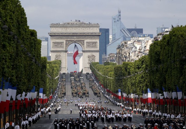Quân đội Pháp duyệt binh trên đại lộ Champs Elysees ở Paris, nhân kỷ niệm quốc khánh (14/7).