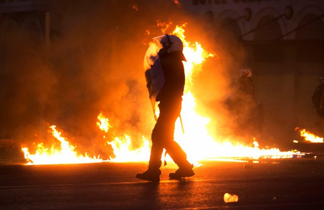 Người biểu tình chống chính sách khắc khổ nắm bom xăng vào cảnh sát ở Athens, Hi Lạp.