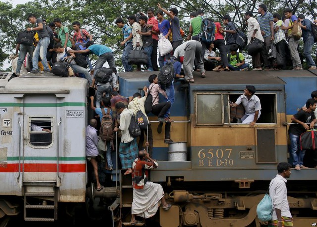 Những người theo đạo Hồi ở Bangladesh cố gắng trèo nên nóc toa tàu quá tải tại một nhà ga ở thành phố Dhaka khi họ cố gắng về nhà trước lễ Eid al-Fitr.