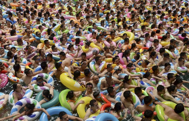 Du khách chen chúc nhau trong bể bơi tạo sóng nhân tạo tại một khu nghỉ dưỡng ở thành phố Toại Ninh, Trung Quốc.