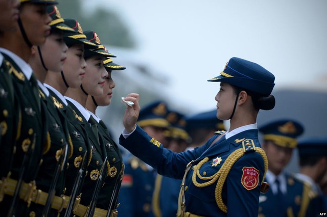 Đội tiêu binh Trung Quốc chuẩn bị trước lễ đón Toàn quyền New Zealand Jerry Mateparae tại Đại lễ đường Nhân dân ở thủ đô Bắc Kinh.