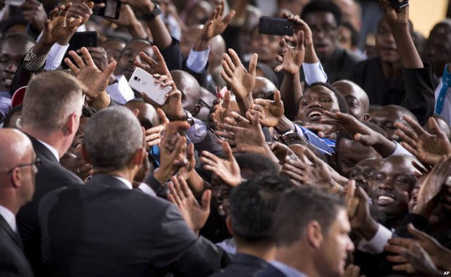 Mọi người cố gắng bắt tay Tổng thống Mỹ Barack Obama sau khi kết thúc bài diễn thuyết tại thủ đô Nairobi, Kenya.
