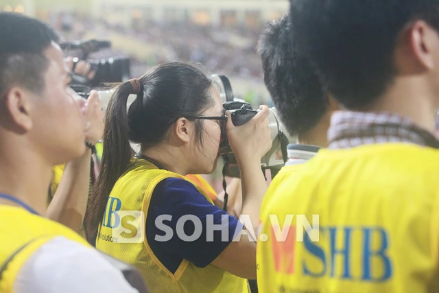 Một nữ nhiếp ảnh gia theo sát trận đấu của ĐTVN và Man City.