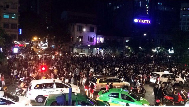 Ngay từ tối đã có rất đông các bạn trẻ tụ tập trên đường Nguyễn Huệ, TP. Hồ Chí Minh.