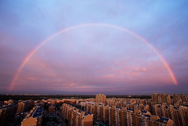 Cầu vồng xuất hiện trên bầu trời thành phố Bắc Kinh, Trung Quốc.