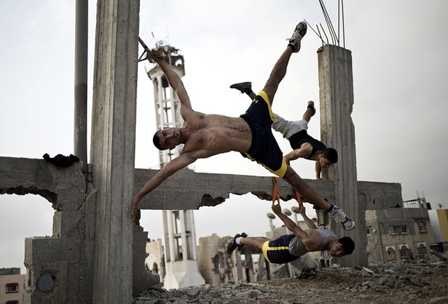 Thanh niên Palestine tập luyện parkour trên một tòa nhà đổ nát tại thành phố Gaza.