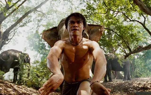 Tony Jaa trong phim The Protector (2005).