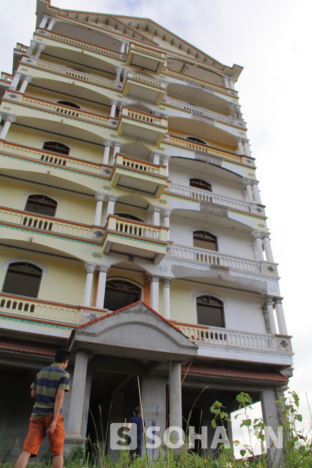 Tòa nhà cao 7 tầng, được xây từ năm 2010 tại trung tâm thị trấn Nông trường Mộc Châu.