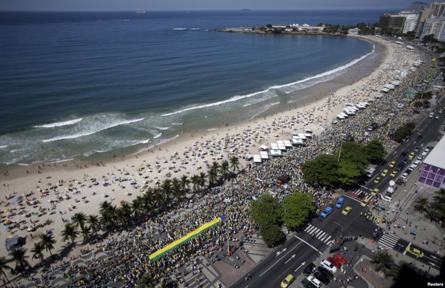 Người dân tập trung dọc bãi biển tại thành phố Copacabana thuộc bang Rio de Janeiro, để phản đổi Tổng thống Brazil Dilma Rousseff.