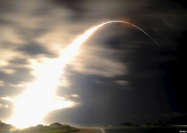 Tên lửa đẩy H-2B mang theo hàng hóa lên Trạm không gian quốc tế (ISS) rời khỏi bệ phóng tại Trung tâm vũ trụ Tanegashima ở tỉnh Kagoshima, Nhật Bản.
