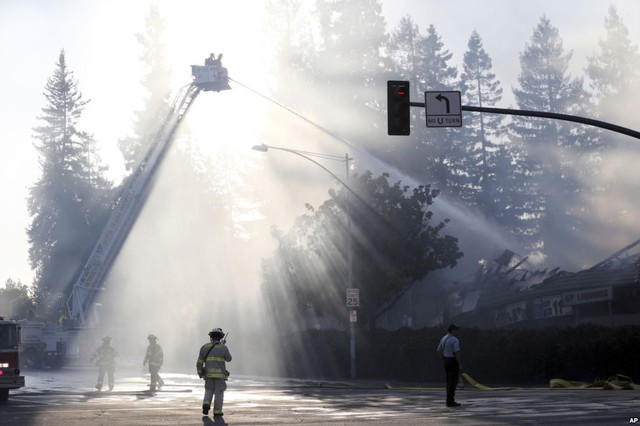 Lính cứu hỏa chiến đấu với một đám cháy tại thành phố Santa Clara, bang California, Mỹ.