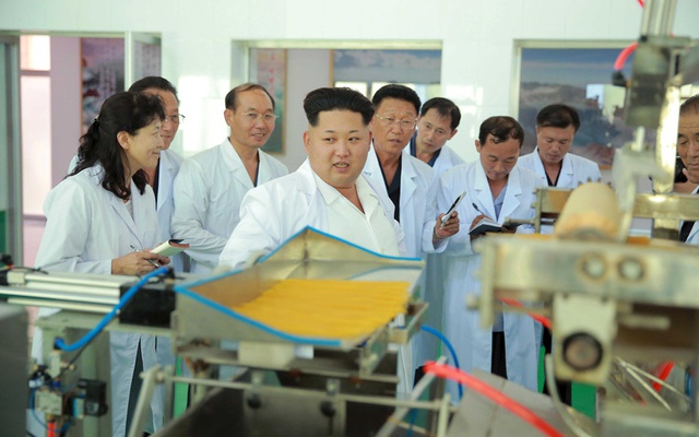 Nhà lãnh đạo Triều Tiên Kim Jong-un thị sát nhà máy chế biên ngô mới được xây dựng tại thành phố Bình Nhưỡng.