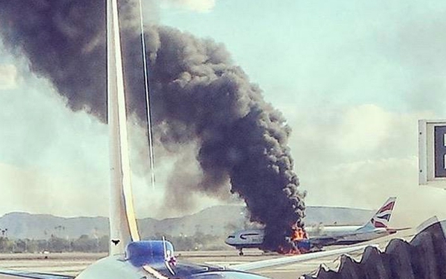 Một chiếc máy bay của hãng hàng không British Airways bốc cháy ngùn ngụt khi chuẩn bị cất cánh khỏi sân bay ở thành phố Las Vegas, Mỹ.