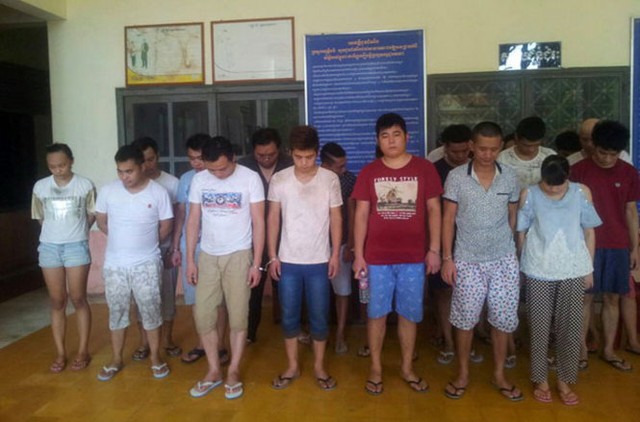 
Những nghi can lừa đảo bằng điện thoại và Internet là người Đài Loan và Trung Quốc bị bắt ở tỉnh Svay Rieng, Campuchia ngày 31-8 - Ảnh: Cảnh sát Svay Rieng
