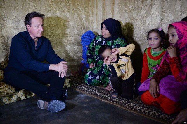 Thủ tướng Anh David Cameron gặp một gia đình người tị nạn Syria tại trại tị nạn ở Thung lũng Bekaa, Li Băng.