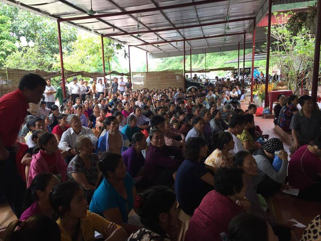 
Ngày 14.9 vẫn rất đông người dân ở địa phương khác đến chữa bệnh tại nhà Cô Phú Bồ Tát. (Ảnh: L.P)
