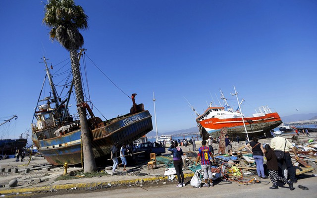 Tàu cá bị sóng đánh dạt vào bờ do ảnh hưởng của động đất tại thị trấn Coquimbo, Chile.