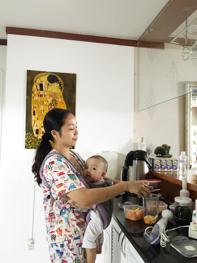
Dù rất bận rộn nhưng Ốc Thanh Vân vẫn tự tay chuẩn bị đồ ăn cho các con.

